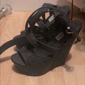 Scrappy ankle Steve Madden black wedge